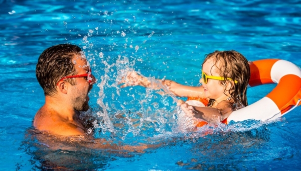 Fonoaudiólogo entrega consejos para proteger los oídos durante el verano